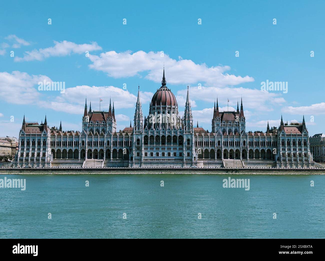 Affacciato sul Danubio, l'edificio del Parlamento ungherese è uno splendido capolavoro neogotico e un punto di riferimento da non perdere a Budapest - Immagine stock catturata con smartphone