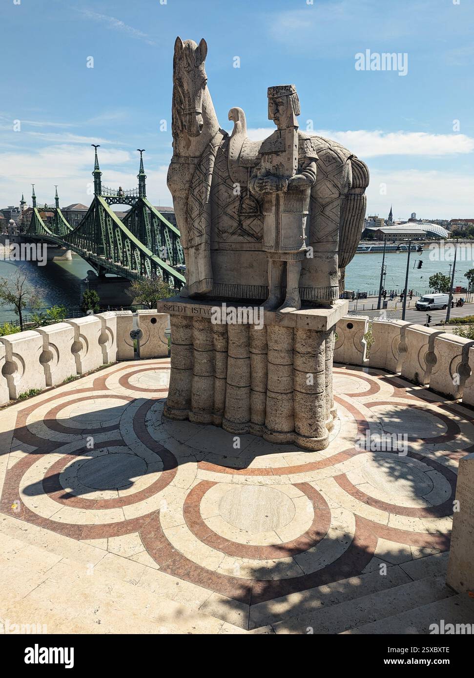 Statua del re Santo Stefano sulla collina di Gellért, Budapest. Un monumento storico mozzafiato con una splendida vista sul Ponte della libertà e sul fiume Danubio - Immagine stock catturata con smartphone