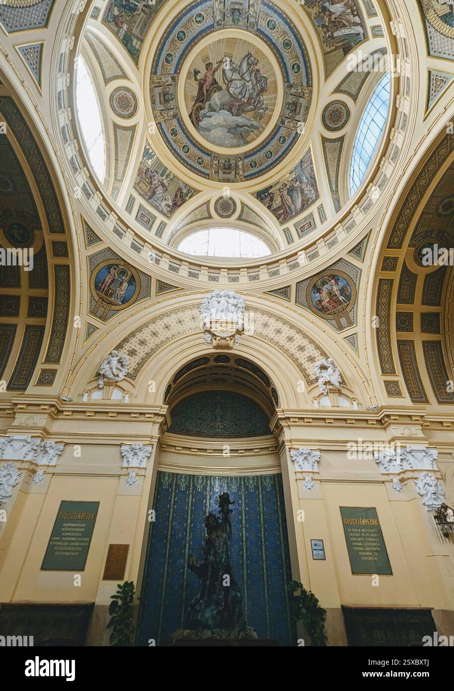 Splendidi interni delle terme Gellért di Budapest, con mosaici intricati, sculture e una grande cupola, un capolavoro dell'architettura Art Nouveau. Foto Stock