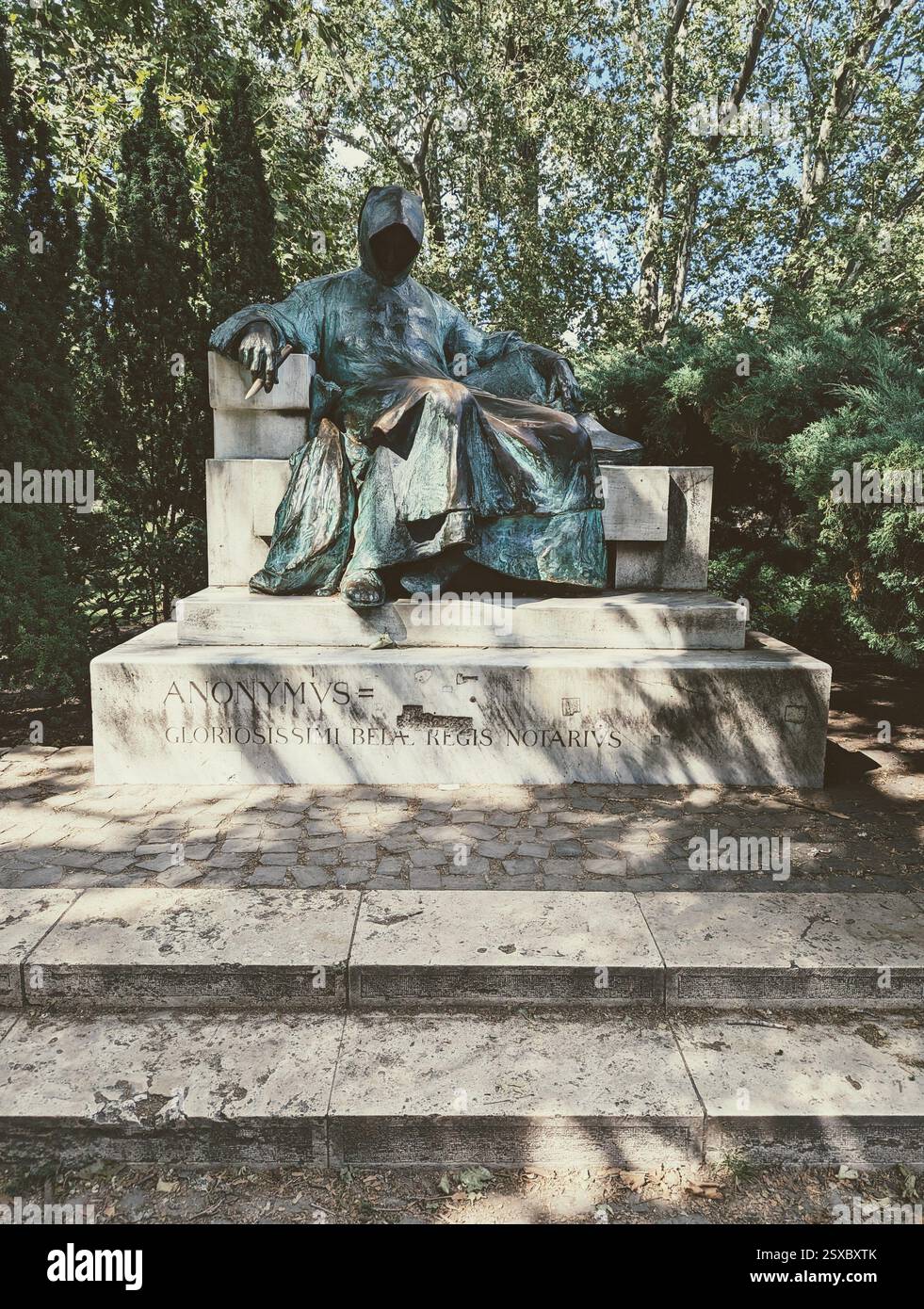 La misteriosa statua di Anonimo nell'onore del parco della città di Budapest è l'ignoto cronista della storia antica dell'Ungheria, un punto di riferimento iconico ed enigmatico. - Immagine stock catturata con smartphone