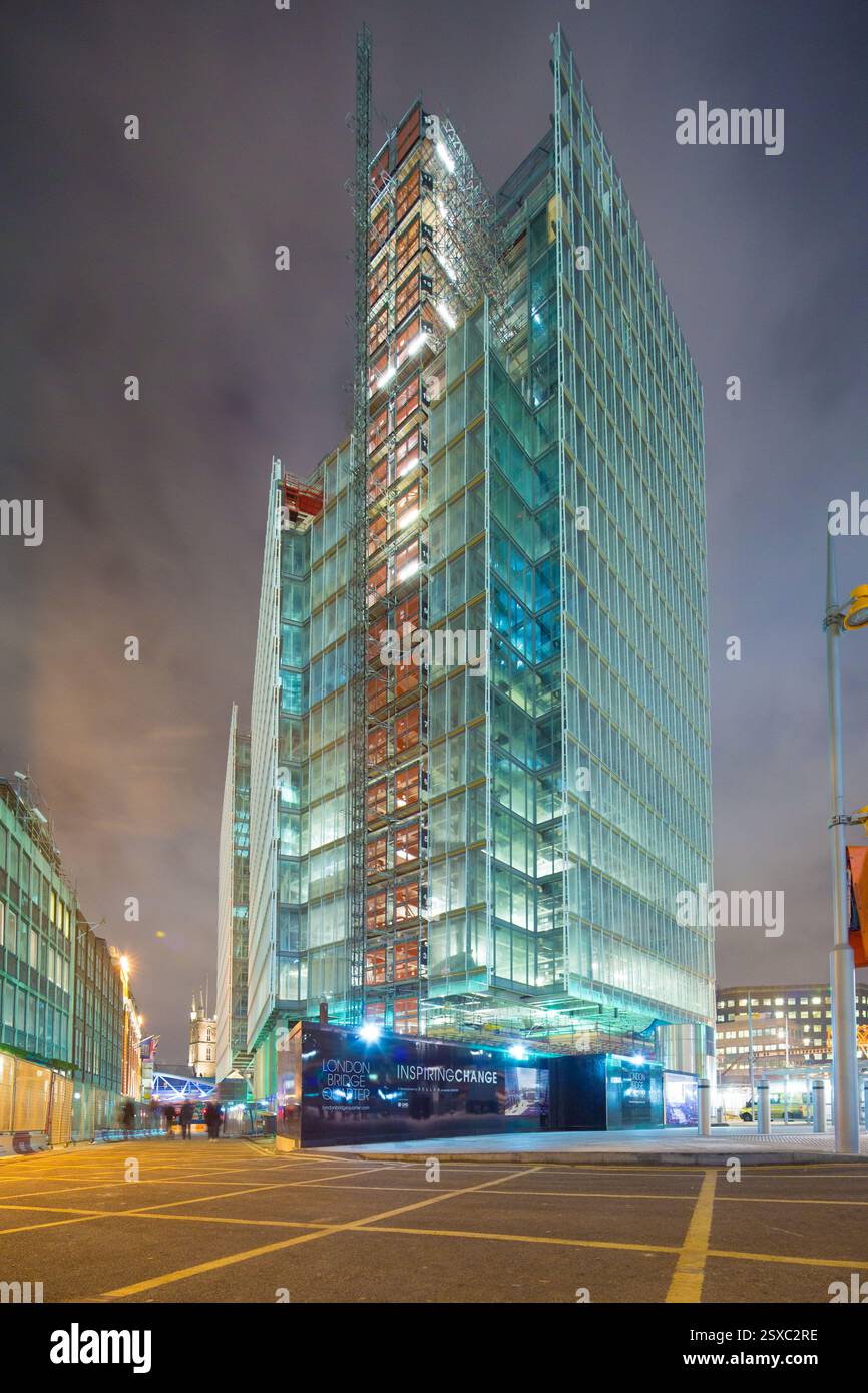 News UK, 1 London Bridge Street la costruzione continua di notte sullo sviluppo del London Bridge Quarter, vicino alla Shard e alla stazione di London Bridge. Foto Stock