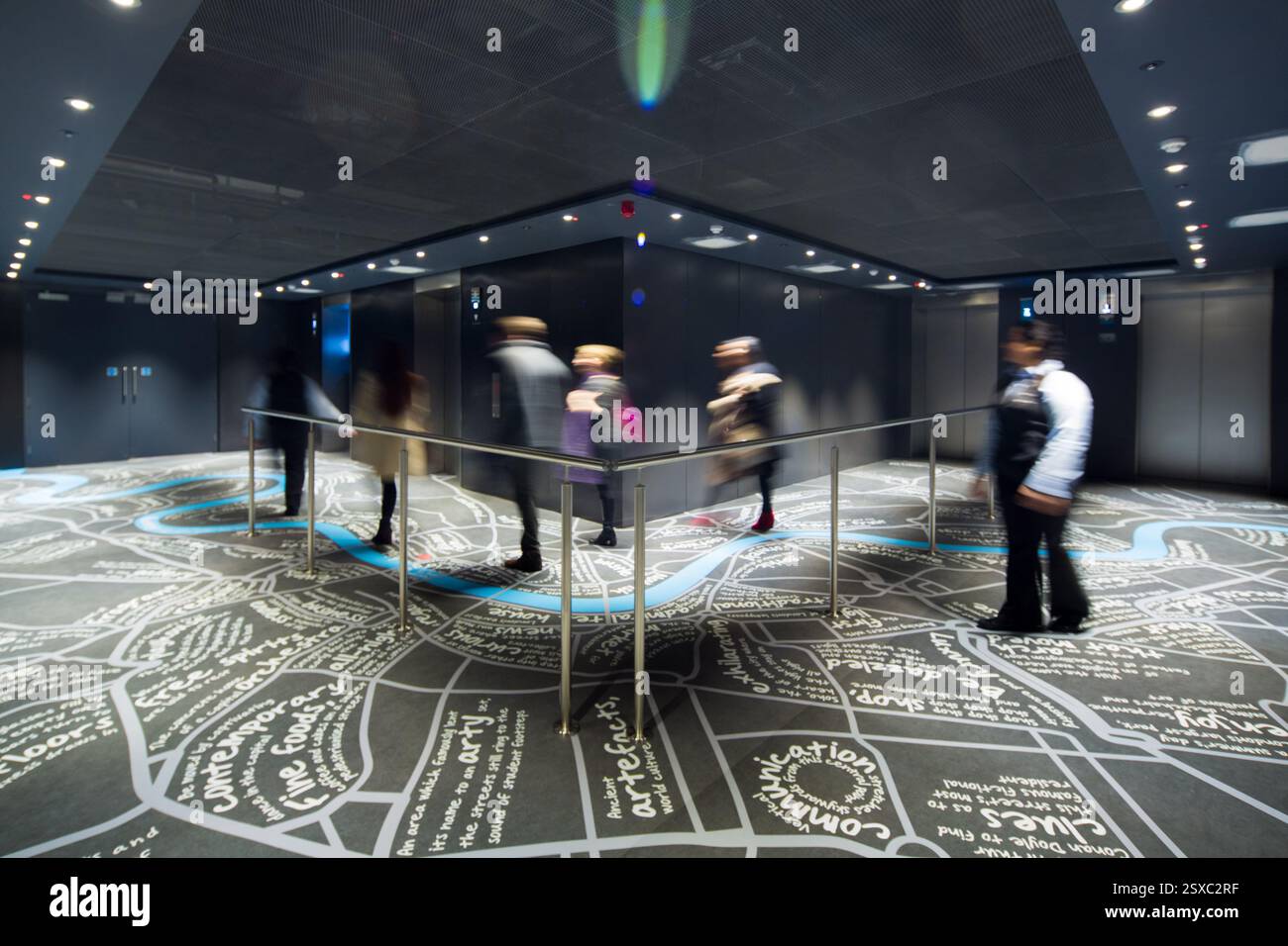 I visitatori esplorano una mappa di Londra esposta al The Shard Foto Stock