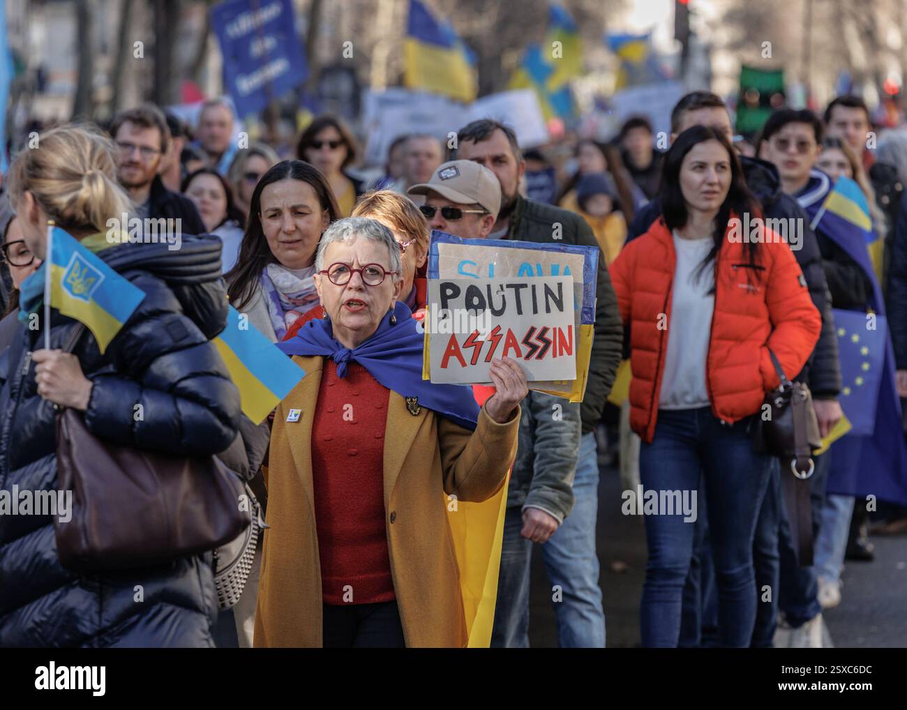Saint Ouen, Parigi, Francia. 23 febbraio 2025. I manifestanti marciano con cartelli e bandiere ucraine durante una manifestazione a sostegno dell'Ucraina alla vigilia del terzo anniversario dell'invasione russa del paese, a Parigi il 23 febbraio 2025. (Credit Image: © Sadak Souici/ZUMA Press Wire) SOLO PER USO EDITORIALE! Non per USO commerciale! Crediti: ZUMA Press, Inc./Alamy Live News Foto Stock