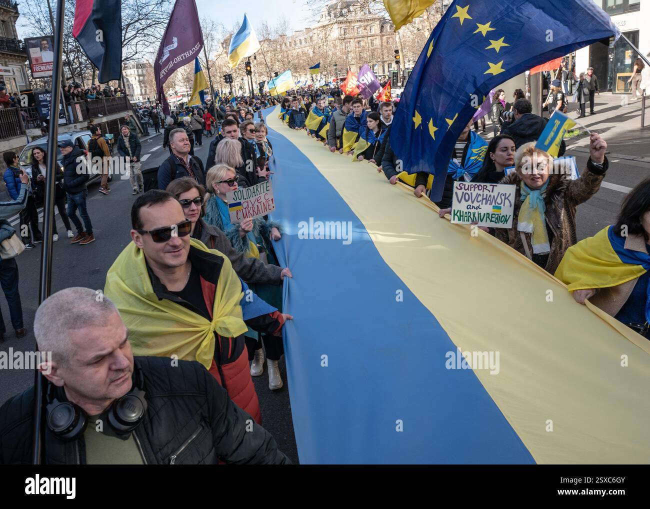 Saint Ouen, Parigi, Francia. 23 febbraio 2025. I manifestanti marciano con cartelli e bandiere ucraine durante una manifestazione a sostegno dell'Ucraina alla vigilia del terzo anniversario dell'invasione russa del paese, a Parigi il 23 febbraio 2025. (Credit Image: © Sadak Souici/ZUMA Press Wire) SOLO PER USO EDITORIALE! Non per USO commerciale! Crediti: ZUMA Press, Inc./Alamy Live News Foto Stock