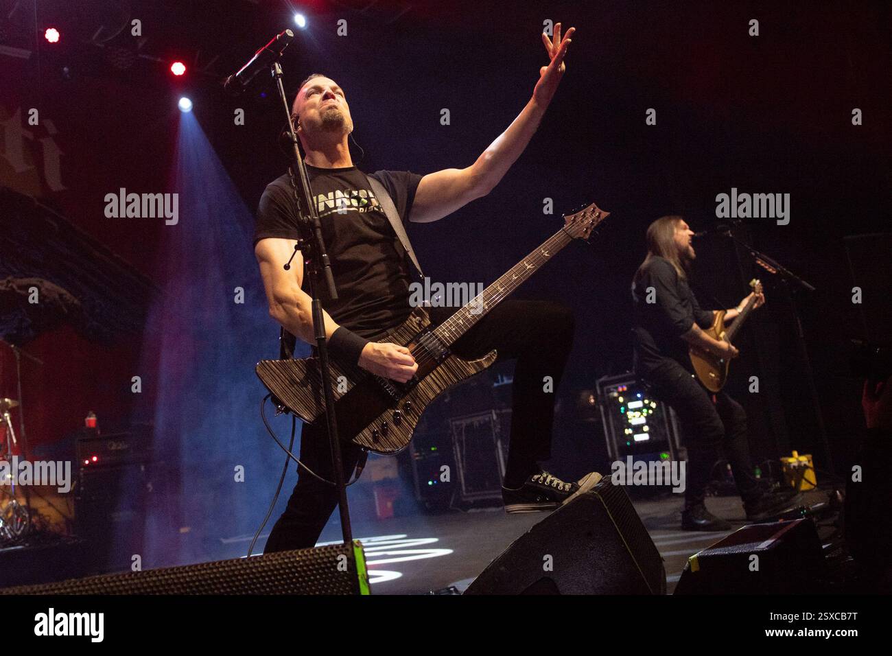 Londra, Regno Unito. 14 febbraio 2025. Il cantante/chitarrista Mark Tremonti si esibisce con il chitarrista Eric Friedman della sua band Tremonti al Forum come parte del loro Foto Stock