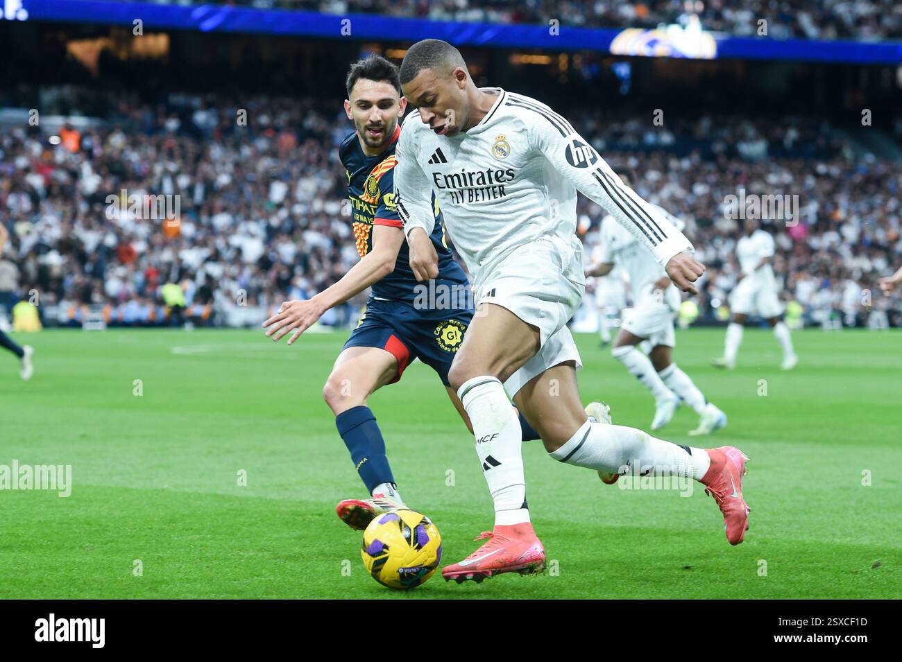 Madrid, Spagna. 23 febbraio 2025. Kylian Mbappe (R) del Real Madrid sfida con Ivan Martin del Girona FC durante la partita di calcio di LaLiga tra Real Madrid e Girona FC a Madrid, Spagna, il 23 febbraio 2025. Crediti: Gustavo Valiente/Xinhua/Alamy Live News Foto Stock