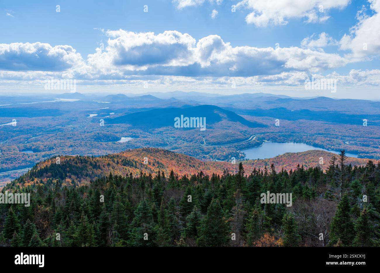 Ampia vista autunnale dal Circuit Altitude Lookout vicino a Mont-Orford, con Lac Orford, Route 112 e le catene montuose delle Eastern Townships del Québec Foto Stock