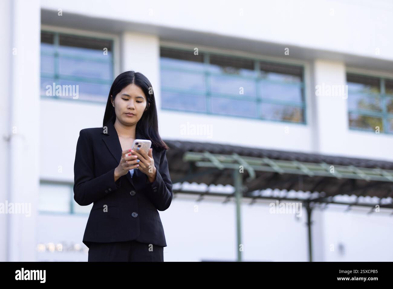 Il lavoro remoto futuro combina tecnologia smartphone donna aziendale digitale per consentire la produttività dell'e-learning mentre i viaggi combinano comfort e dispositivi moderni Foto Stock