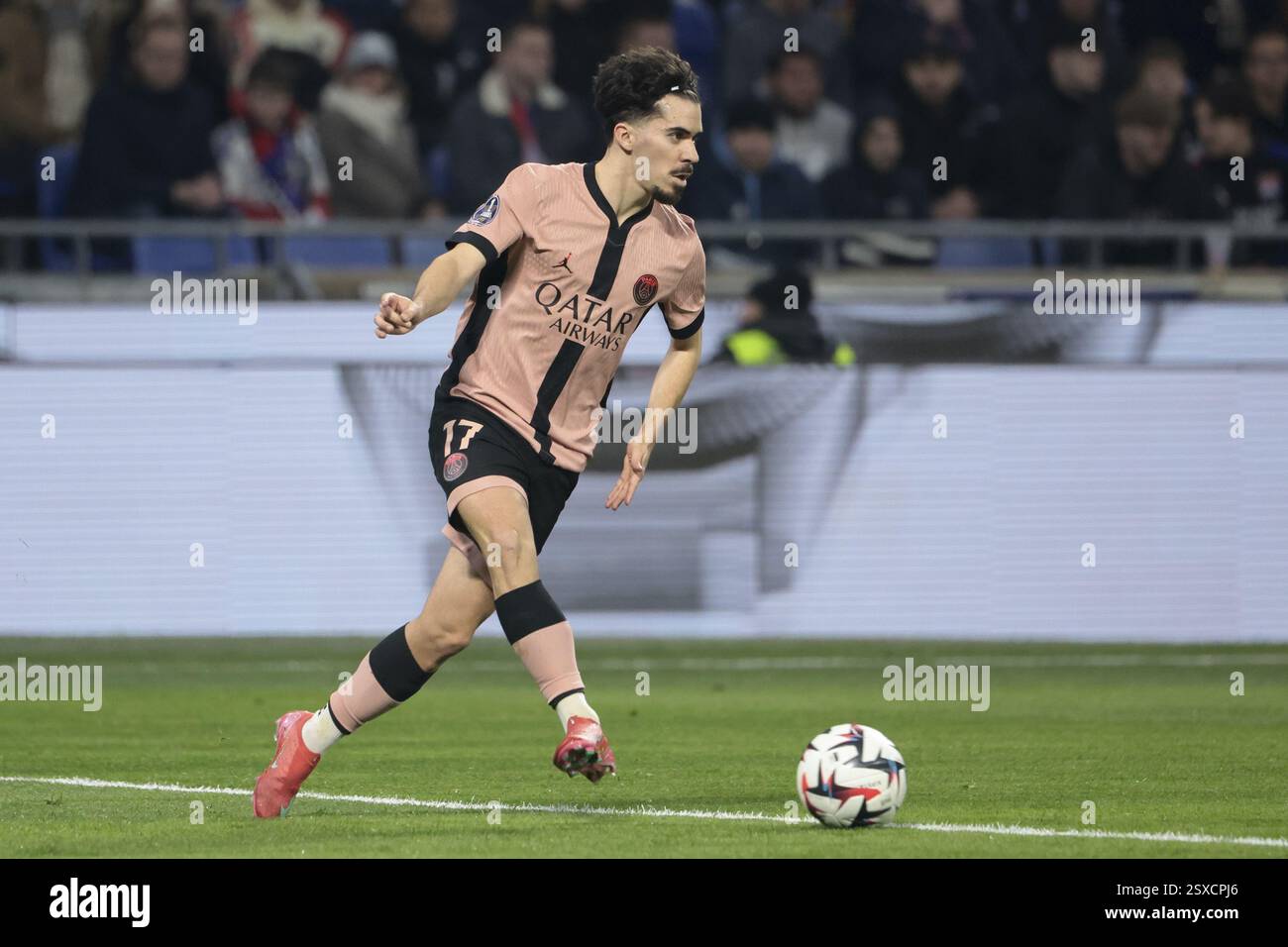 Vitinha del PSG durante il campionato francese di Ligue 1 incontro di calcio tra Olympique Lyonnais (OL) e Paris Saint-Germain (PSG) il 23 febbraio 2025 al Groupama Stadium di Decines-Charpieu vicino a Lione, in Francia Foto Stock