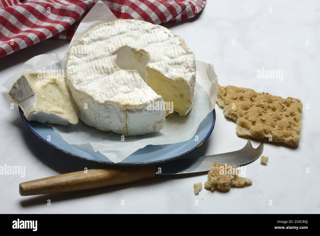 Formaggio morbido francese su piatto con coltello da formaggio, Francia, Europa Foto Stock