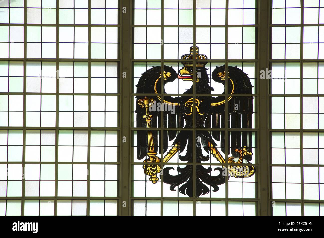Vetrata con aquila imperiale tedesca, stemma nazionale, corona, nero, artigianato, vetro colorato, vista interna, vestibolo, ferrovia Foto Stock