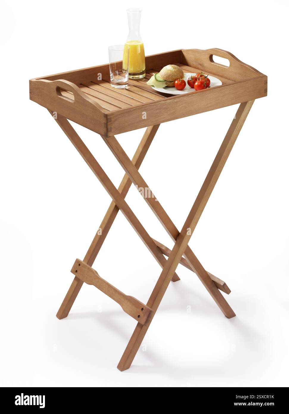 Tavolo da portata in legno, tavolo da maggiordomo, tavolino pieghevole con vassoio rimovibile, su di esso una caraffa con succo d'arancia, un bicchiere vuoto, un piatto con pomodori Foto Stock