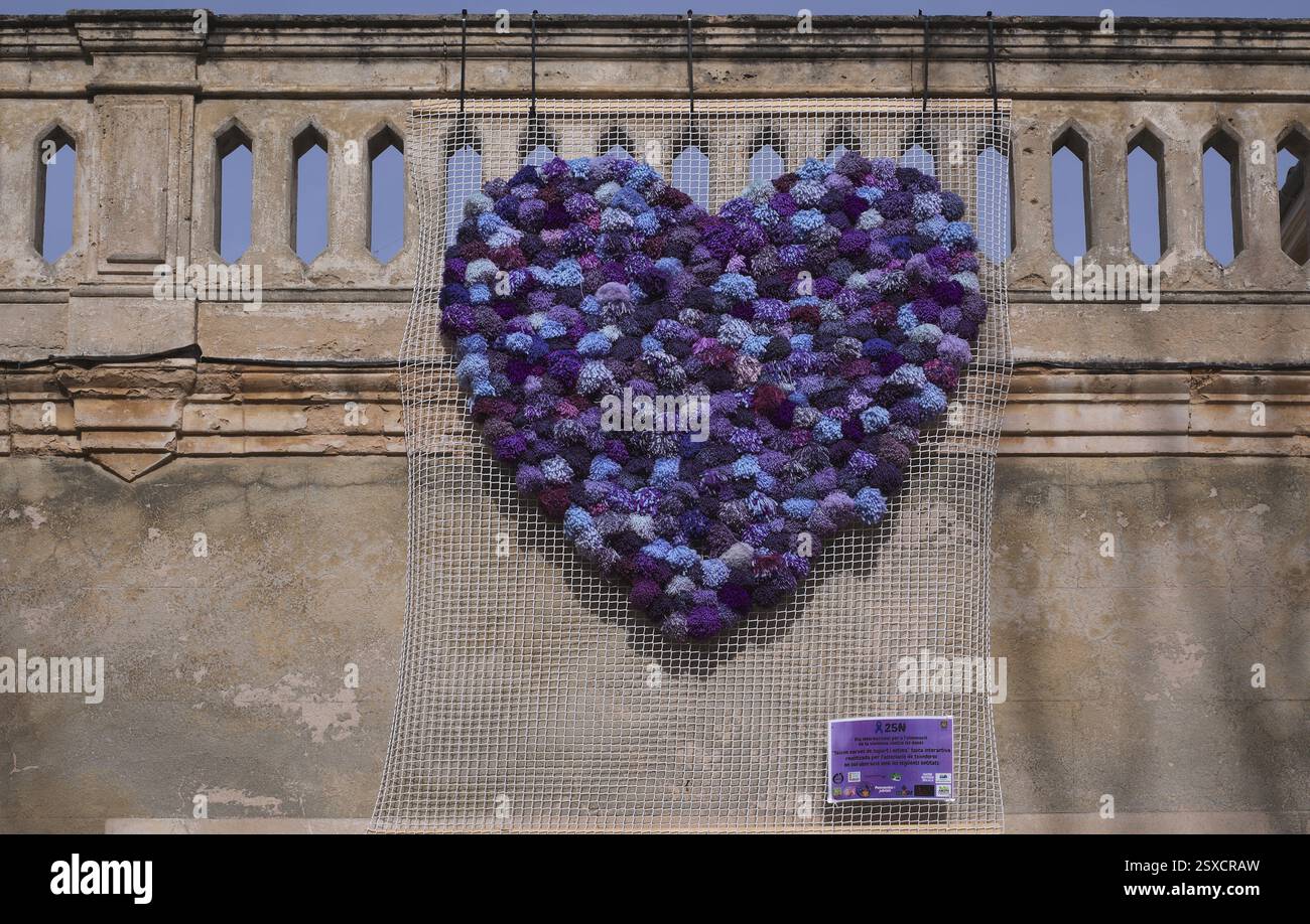 Cuore di lana, palla di lana, viola, appeso al municipio, Santa Maria del Cami, Calvia, Maiorca, Isole Baleari, Isole Baleari, Spagna, Europ Foto Stock