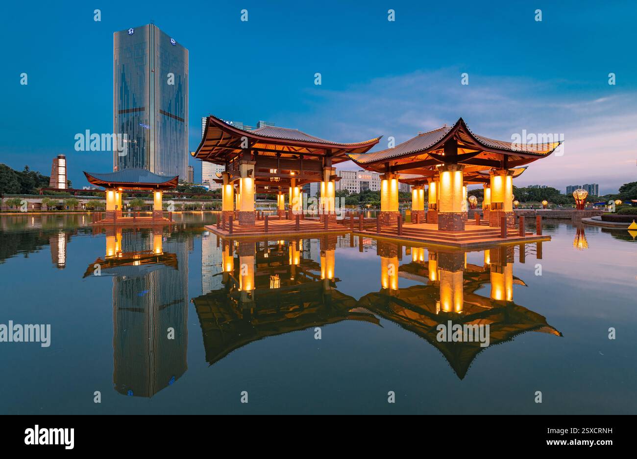 Vista notturna del parco del lago Qiandeng, della città di Foshan, della provincia del Guangdong, Cina Foto Stock