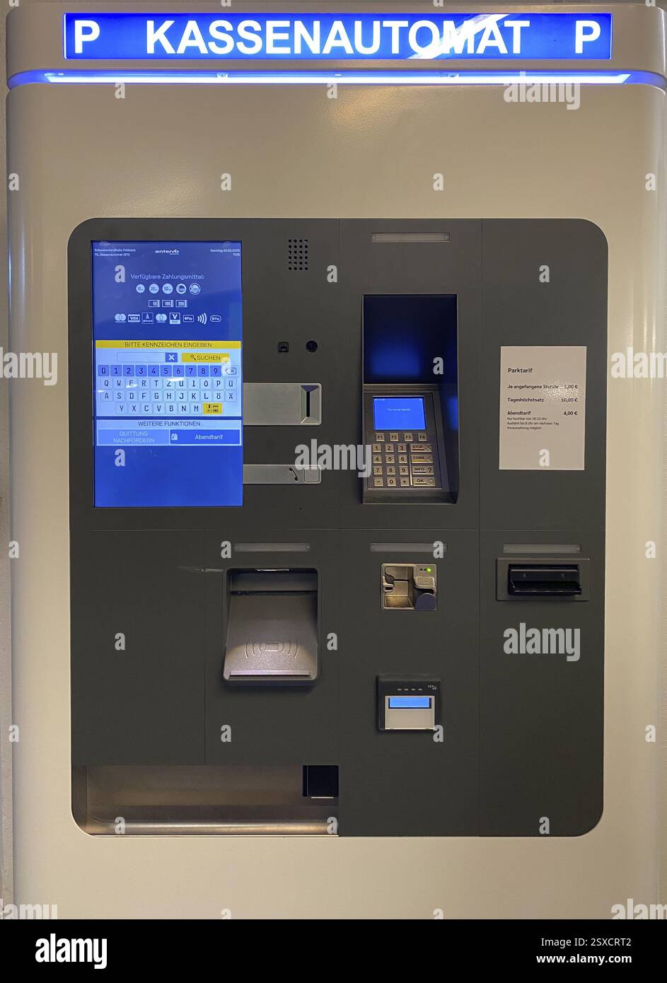 Stazione di pagamento automatica in parcheggio multipiano, biglietteria con riconoscimento targa, Schwabendlandhalle, Fellbach, Baden-Wuerttemberg Foto Stock