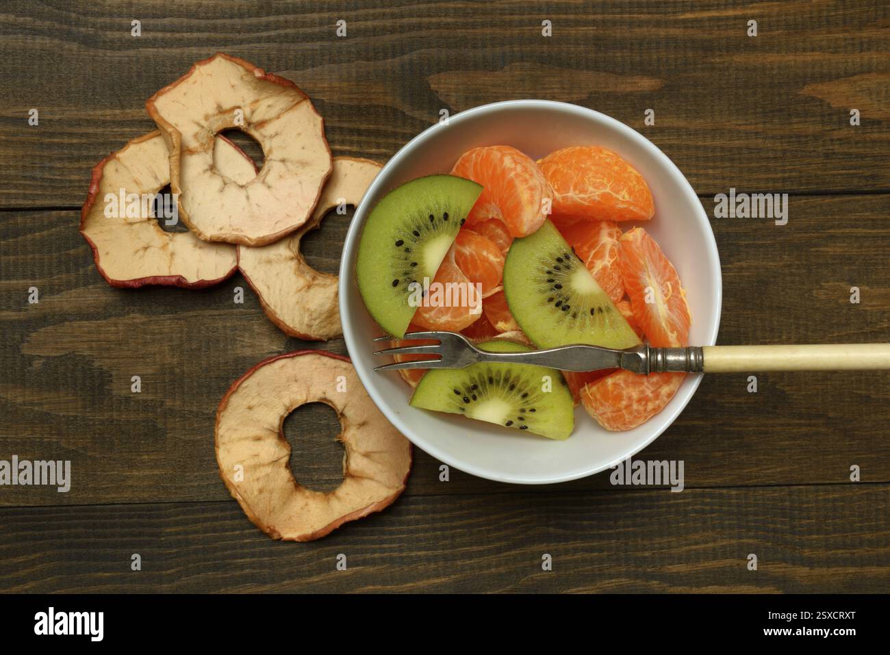 Pezzetti di Clementine e fette di kiwi in buccia, fette di mela secche Foto Stock