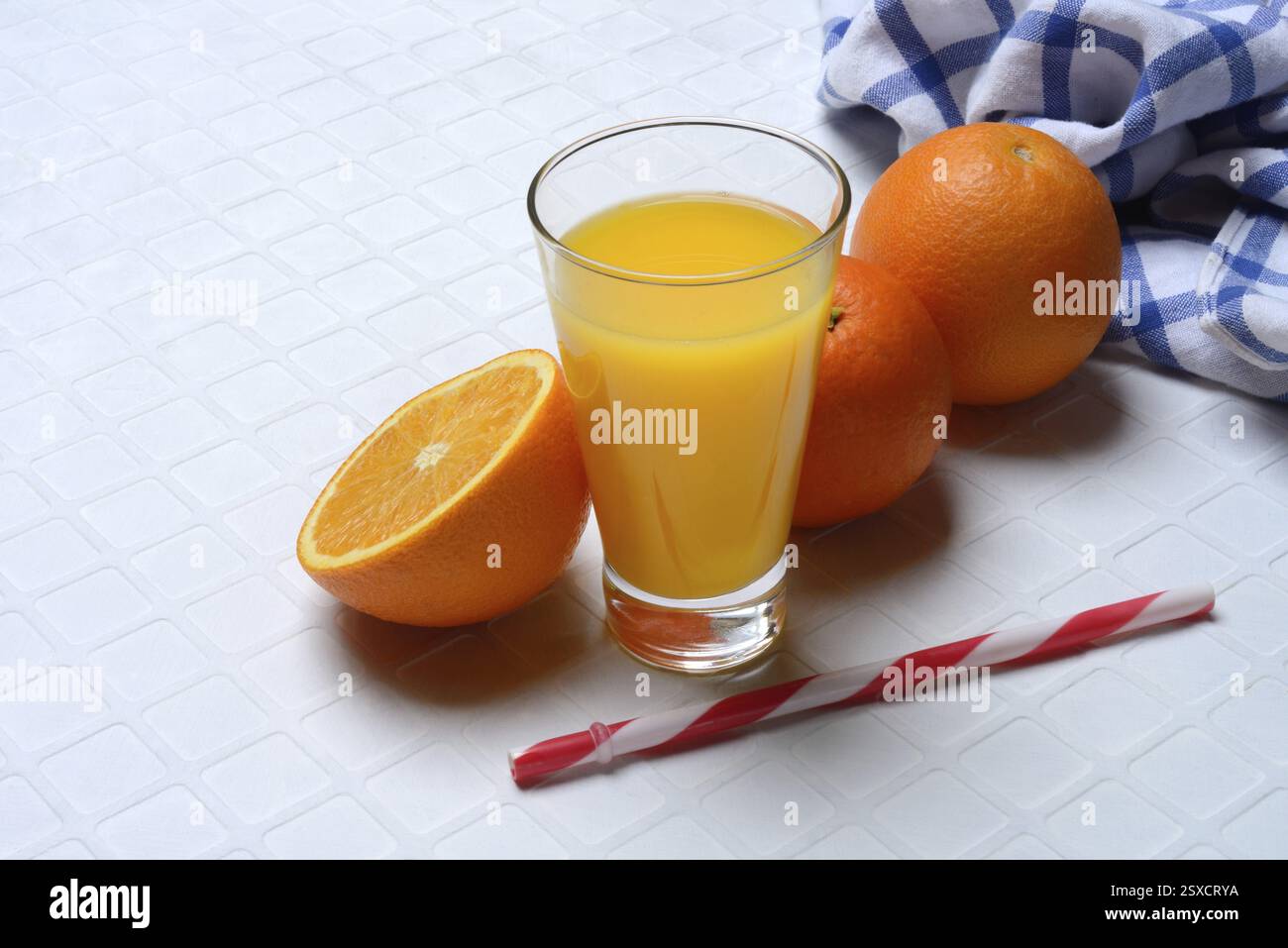 Succo d'arancia nel bicchiere e nell'arancia Foto Stock