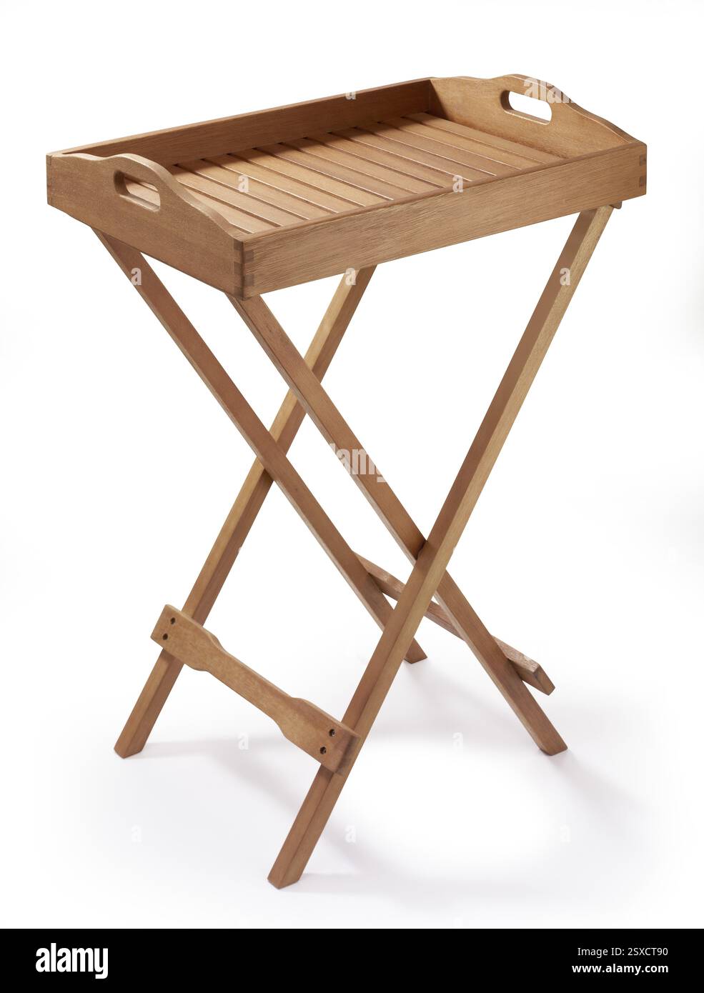 Tavolo da servizio in legno, tavolo maggiordomo, tavolo con vassoio pieghevole con vassoio rimovibile davanti allo sfondo bianco, foto studio Foto Stock