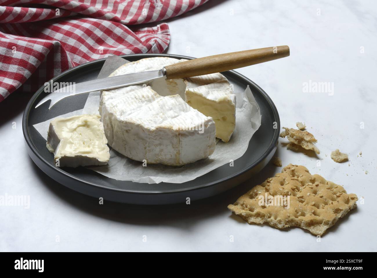 Formaggio morbido francese su piatto con coltello da formaggio, Francia, Europa Foto Stock