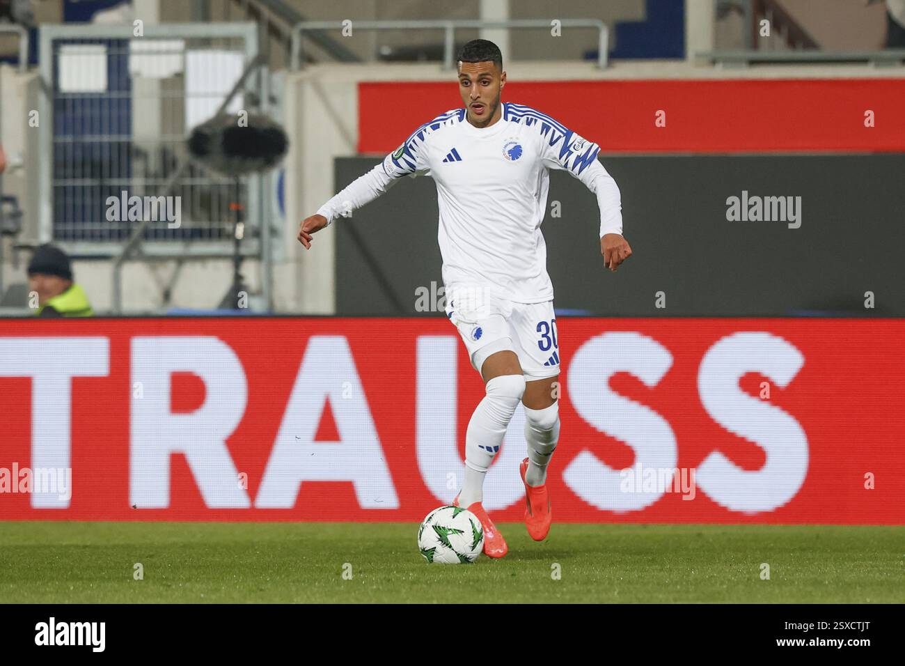 Germania: Football Conference League, play-off - 1. FC Heidenheim-FC Copenhagen -Voith-Arena, Heidenheim: Elias ACHOURI FC Copenhagen sul pallone Foto Stock