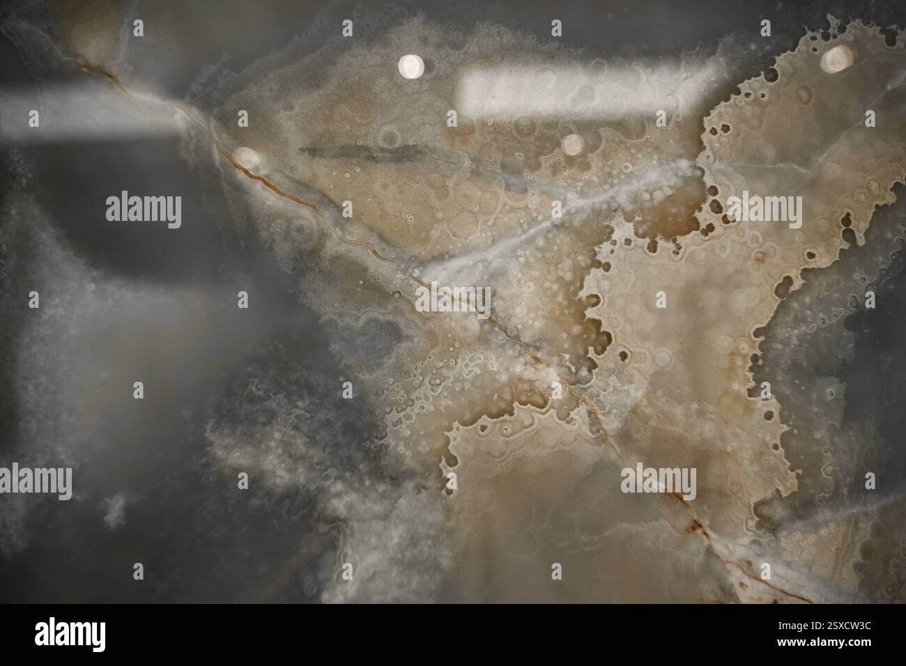 Superficie in onice lucidata con motivi marroni e grigi naturali e consistenza liscia, pietra, pietra naturale, struttura in pietra Foto Stock