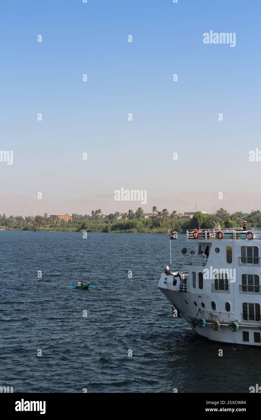 Crociera sul Nilo e venditori ambulanti in barca a remi vicino alla chiusa di Esna sul Nilo, Egitto Foto Stock