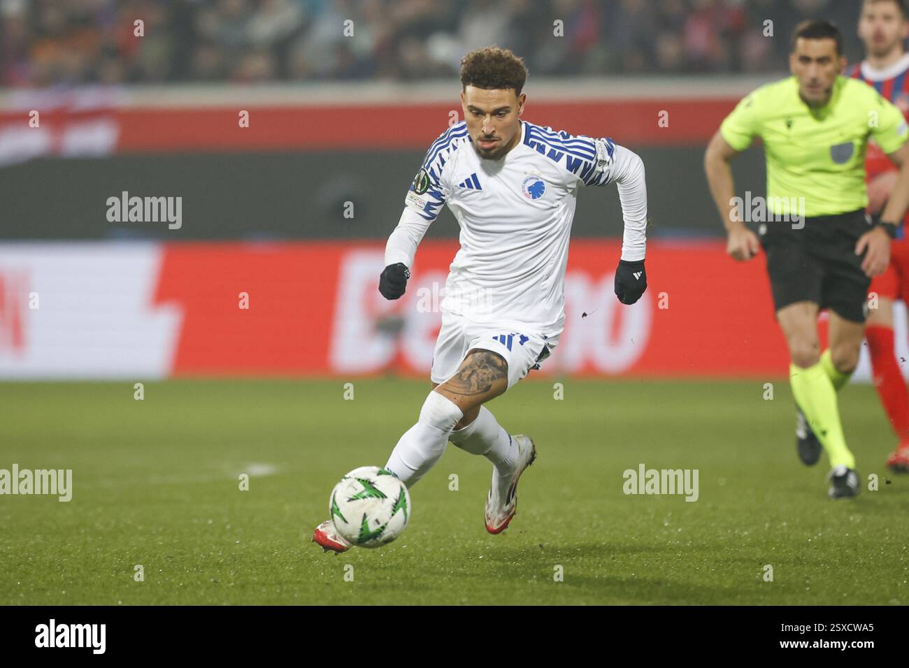 Germania: Football Conference League, play-off - 1. FC Heidenheim-FC Copenhagen -Voith-Arena, Heidenheim: Jordan LARSSON FC Copenhagen sul pallone Foto Stock