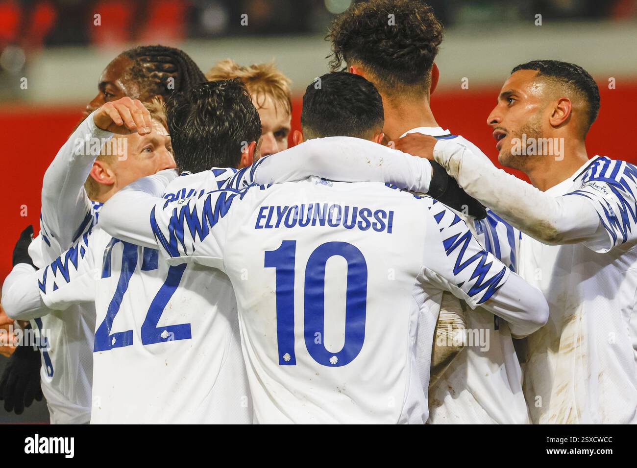 Germania: Football Conference League, play-off - 1. FC Heidenheim-FC Copenhagen -Voith-Arena, Heidenheim: Amin CHIAKHA FC Copenhagen, a sinistra, buon umore Foto Stock
