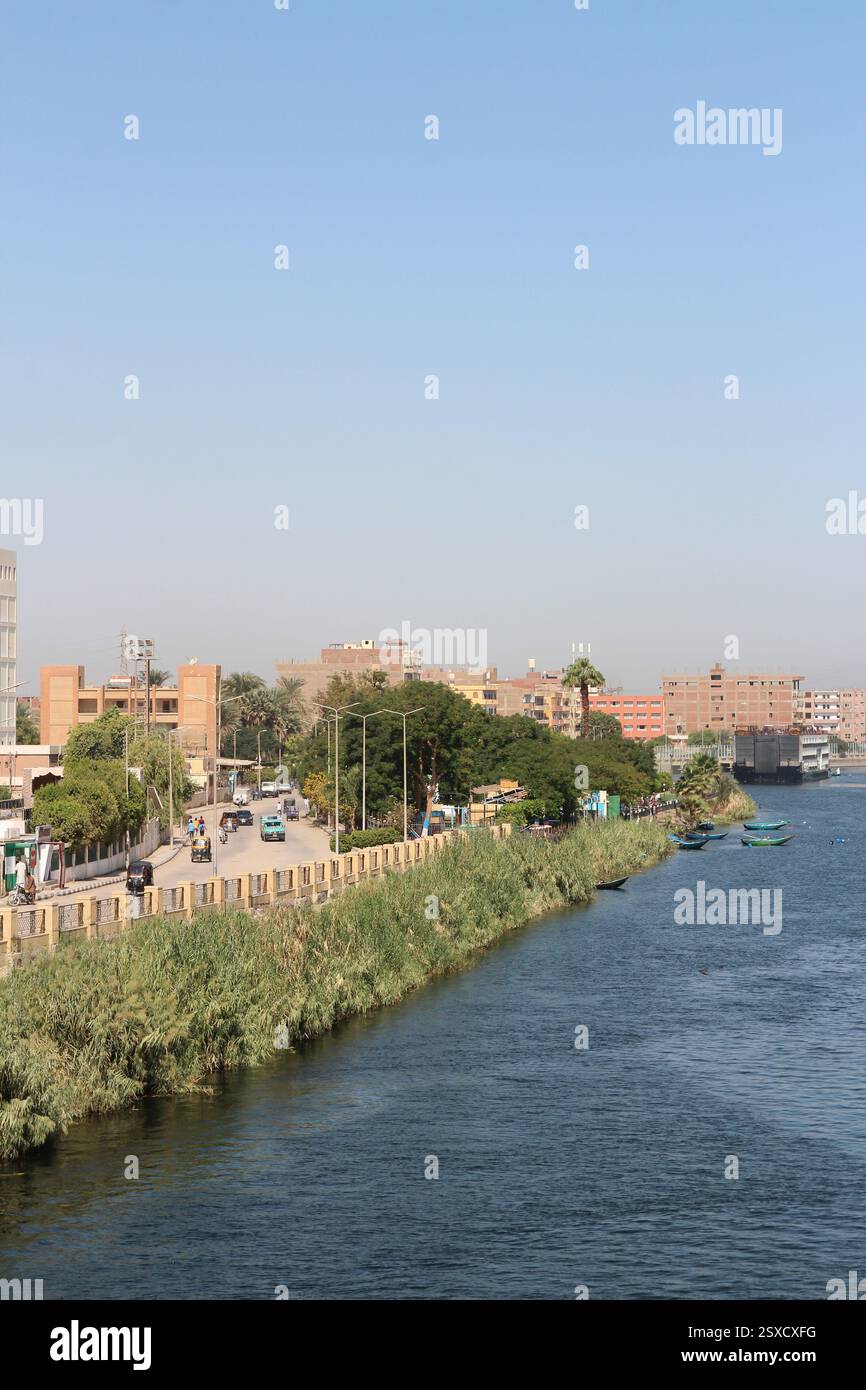 Vista della città di Esna da una crociera sul Nilo con il fiume Nilo e la città storica, l'Egitto Foto Stock