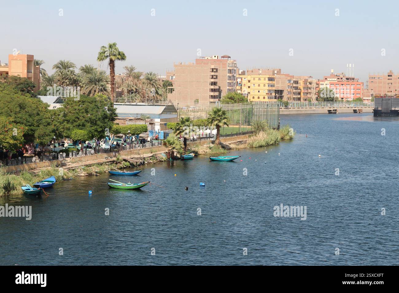 Vista della città di Esna da una crociera sul Nilo con il fiume Nilo e la città storica, l'Egitto Foto Stock