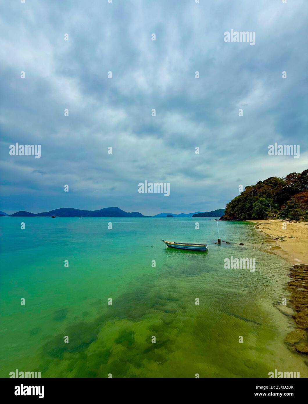 Barca bianca e gialla che galleggia sulle acque turchesi-verdi del Mare delle Andamane 3 Foto Stock