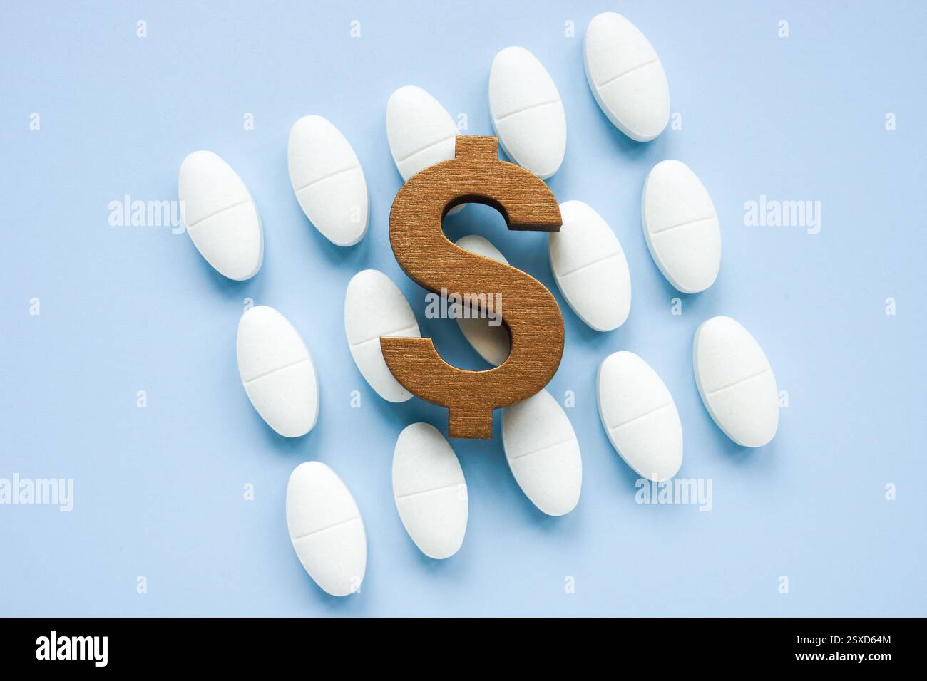 Pillole e un simbolo del dollaro. Profitti dell'industria farmaceutica. Foto Stock