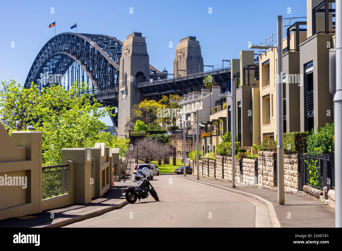 Vista sul Sydney Harbour Bridge lungo Pottinger Street, Dawes Point, Sydney, New South Wales, Australia Foto Stock