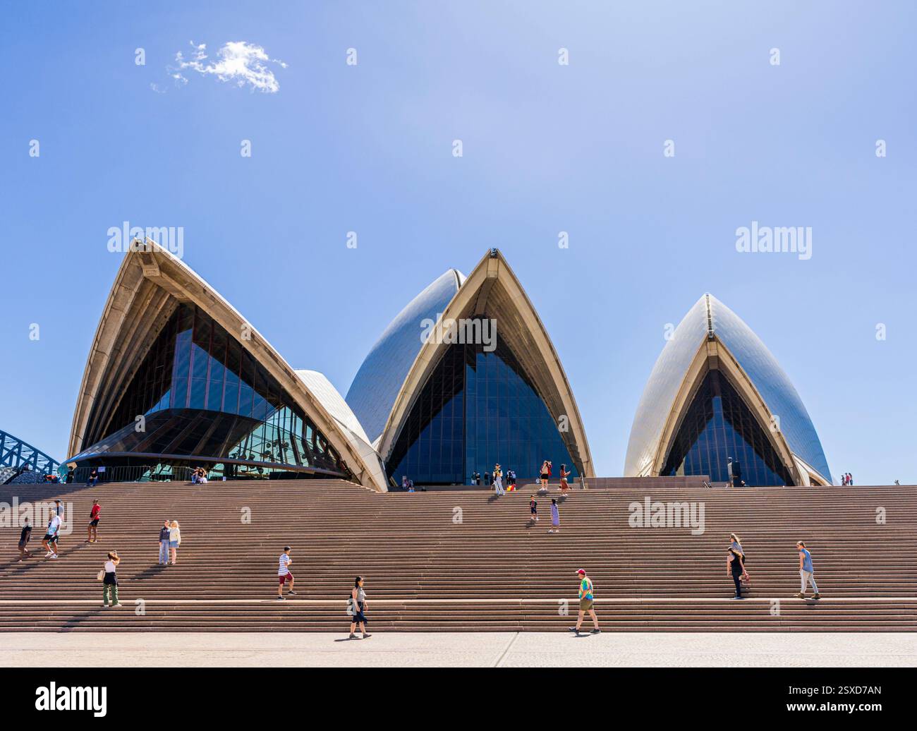 Il caldo sole estivo australiano domina i turisti presso l'iconica Sydney Opera House, Bennelong Point, Sydney, New South Wales, Australia Foto Stock