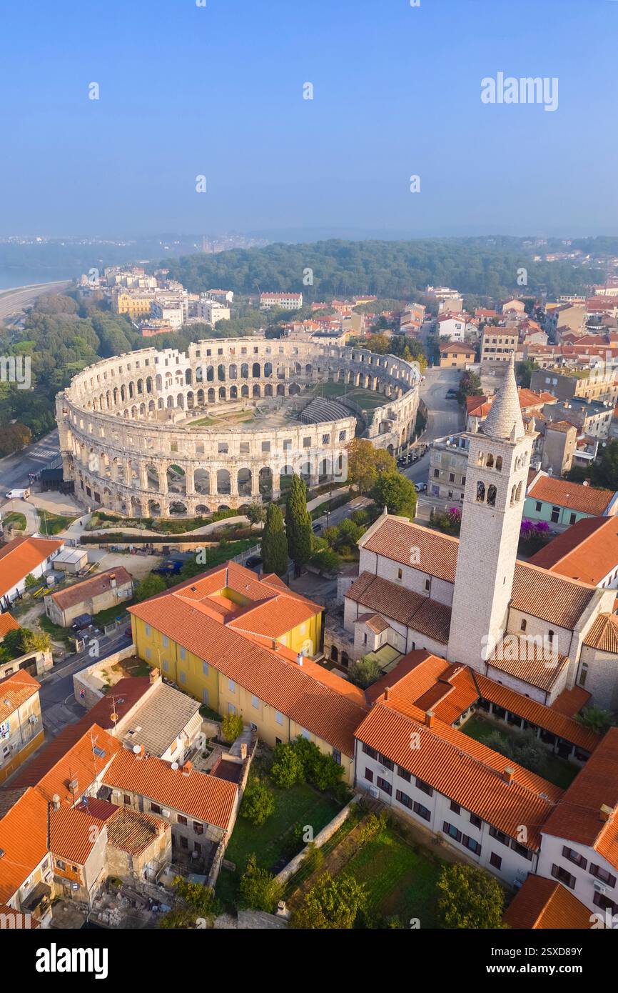 Vista della St. Anthony Church e Pula Arena all'alba. Pola, Istria, Croazia. Foto Stock