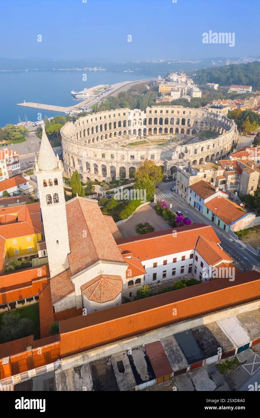 Vista della St. Anthony Church e Pula Arena all'alba. Pola, Istria, Croazia. Foto Stock