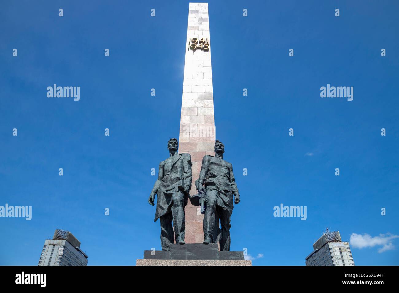 SAN PIETROBURGO, RUSSIA - 30 GIUGNO 2024: Composizione "ai difensori eroici di Leningrado" in Piazza della Vittoria, San Pietroburgo, Russia Foto Stock