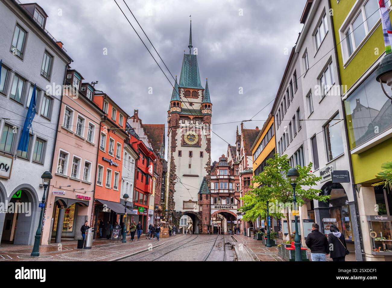 Friburgo in Breisgau, Germania - 4 ottobre 2024 - Martinstor (porta di Martin) fortificazione storica della città in via Kaiser-Joseph-Strabe nella Old Tow Foto Stock