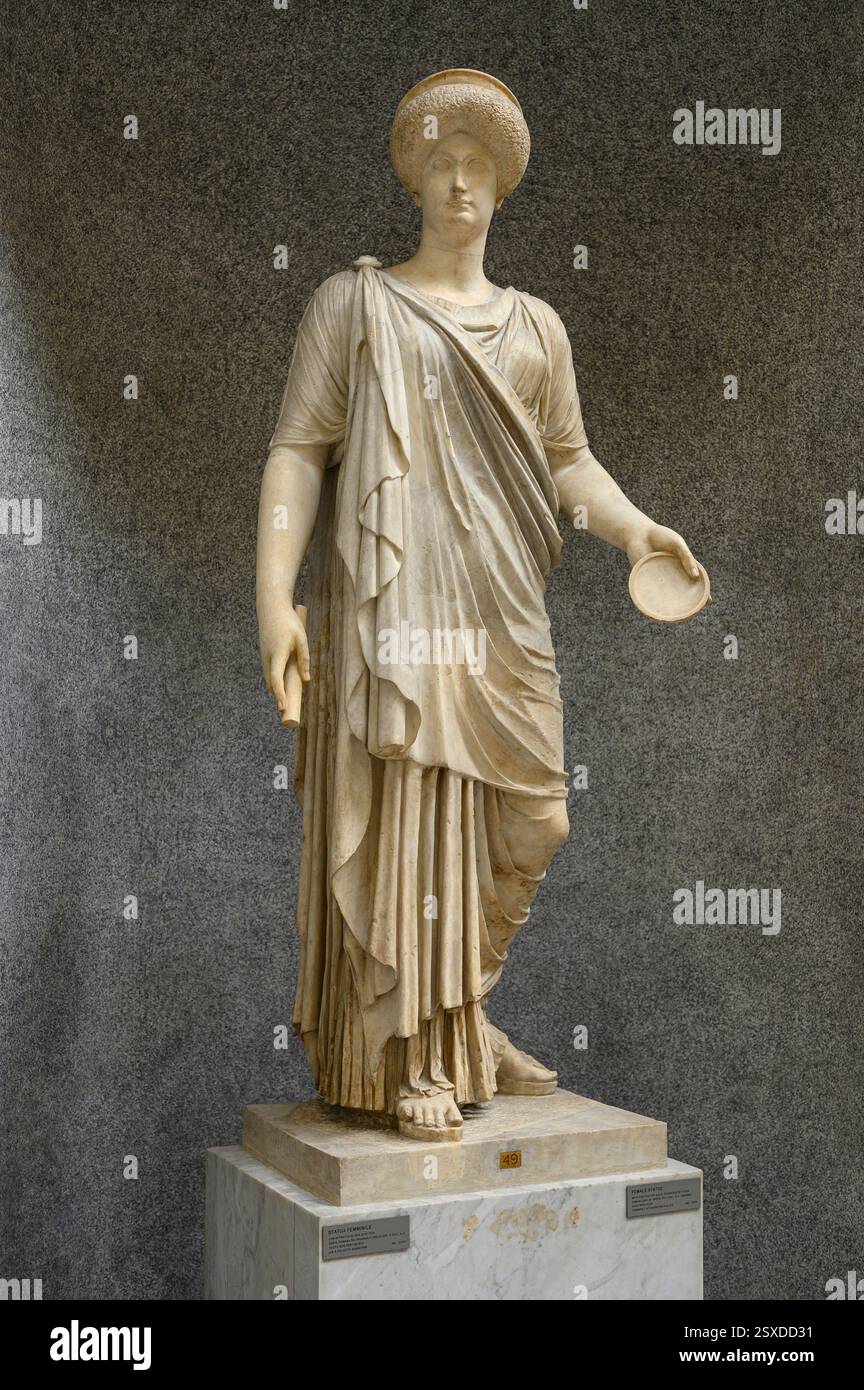 Roma. Italia. Statua femminile drappeggiata con ritratto di Giulia Flavia, figlia di Tito, II C copia romana del greco V C originale, testa sostituita. Braccioli Foto Stock