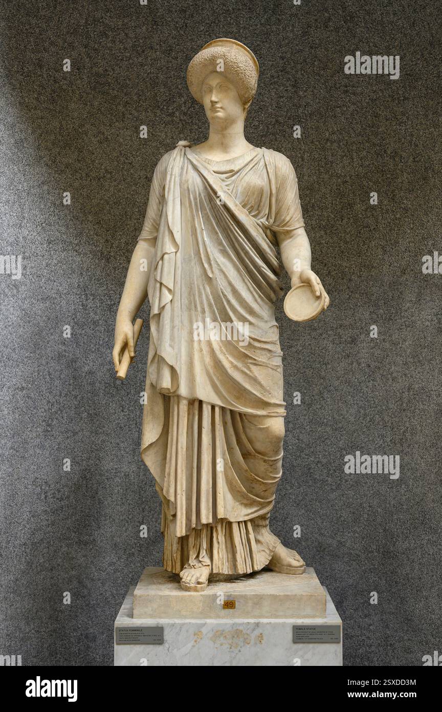 Roma. Italia. Statua femminile drappeggiata con ritratto di Giulia Flavia, figlia di Tito, II C copia romana del greco V C originale, testa sostituita. Braccioli Foto Stock