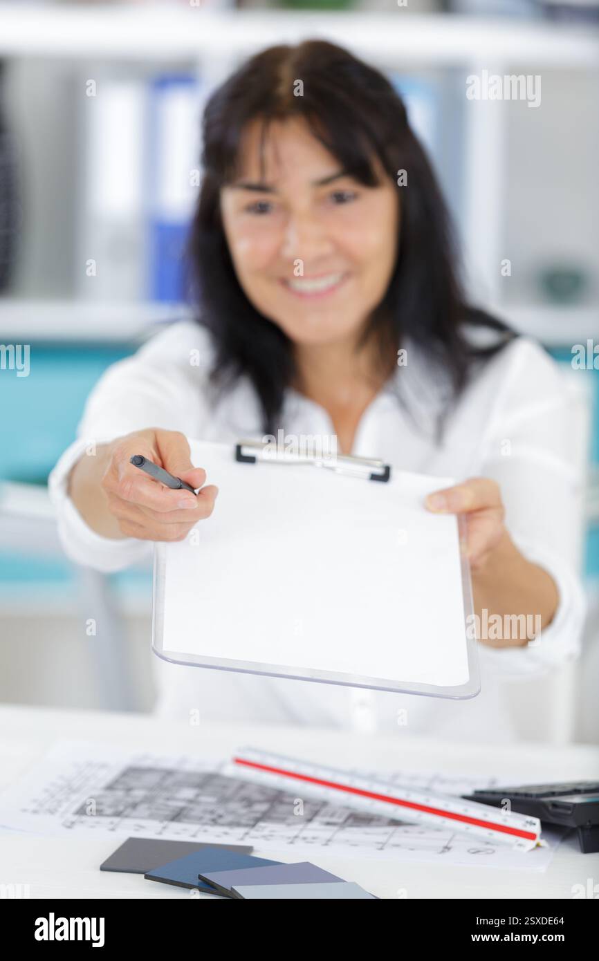 donna matura che chiede la firma Foto Stock