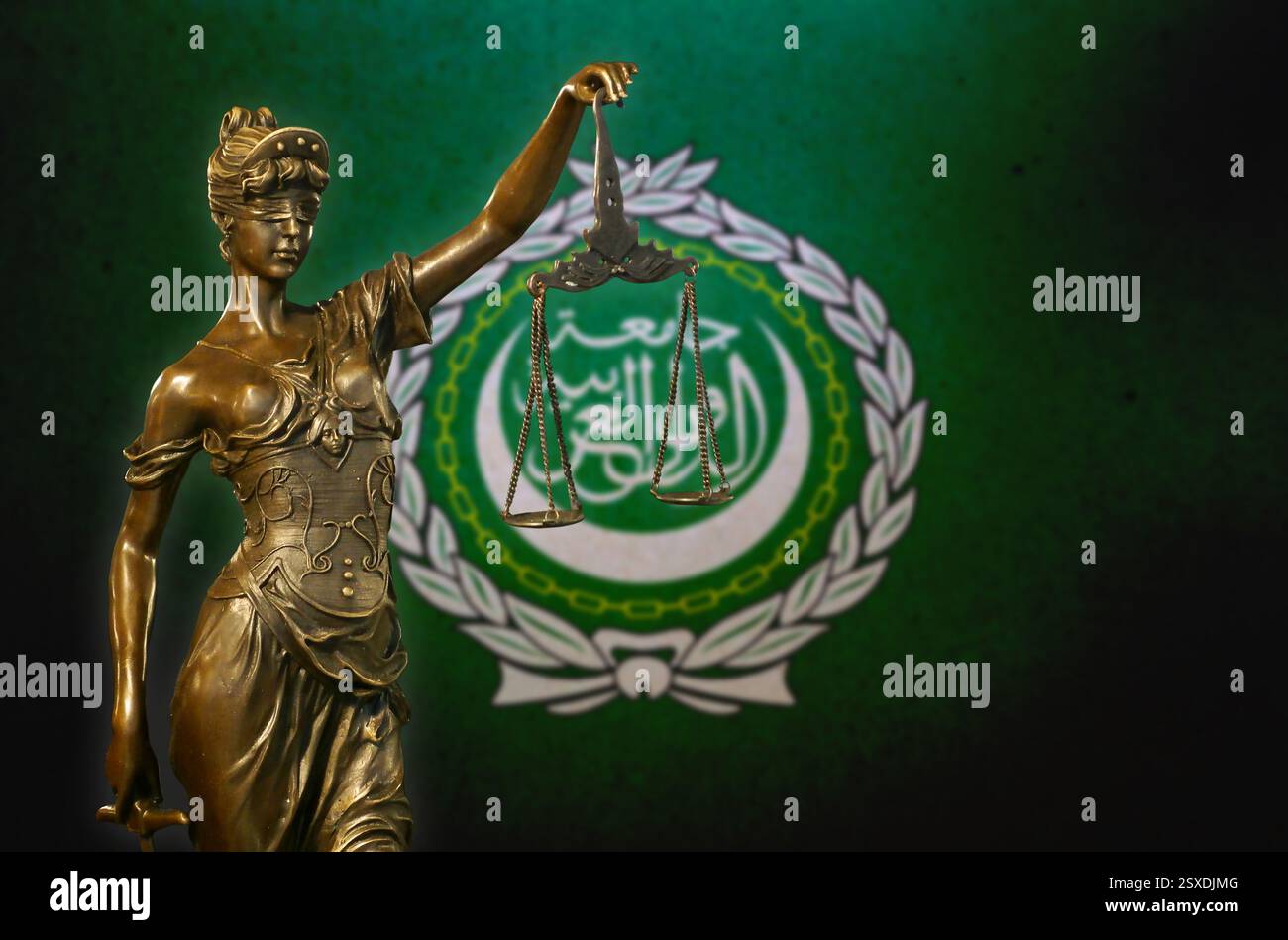 Primo piano di una piccola statuetta di bronzo di Lady Justice davanti a una bandiera della Lega Araba. Foto Stock