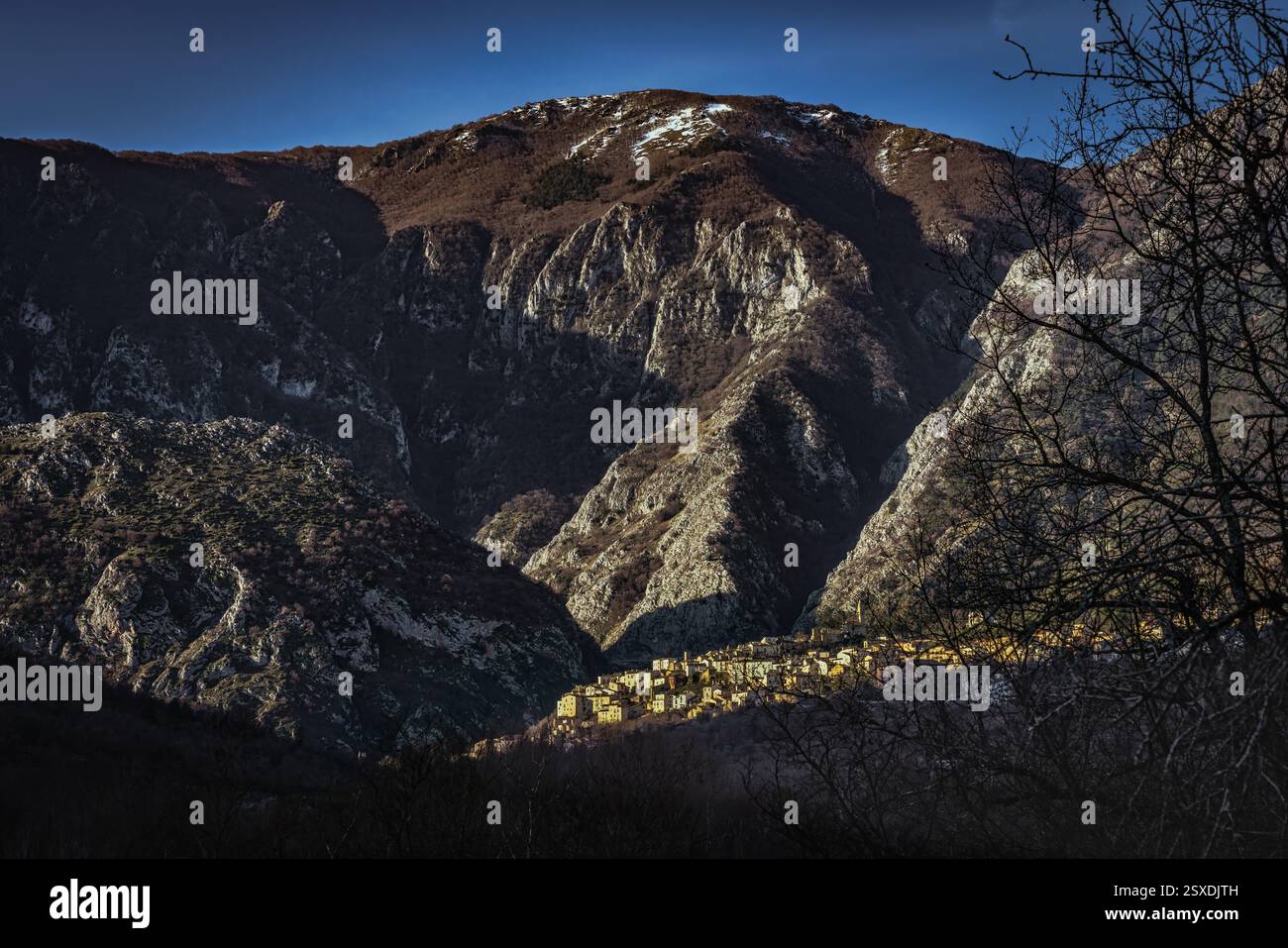 Panorama del borgo medievale di Anversa degli Abruzzi, la città che ha ispirato la tragedia "la torcia sotto il bushel" di Gabriele D'Annunzio. Foto Stock