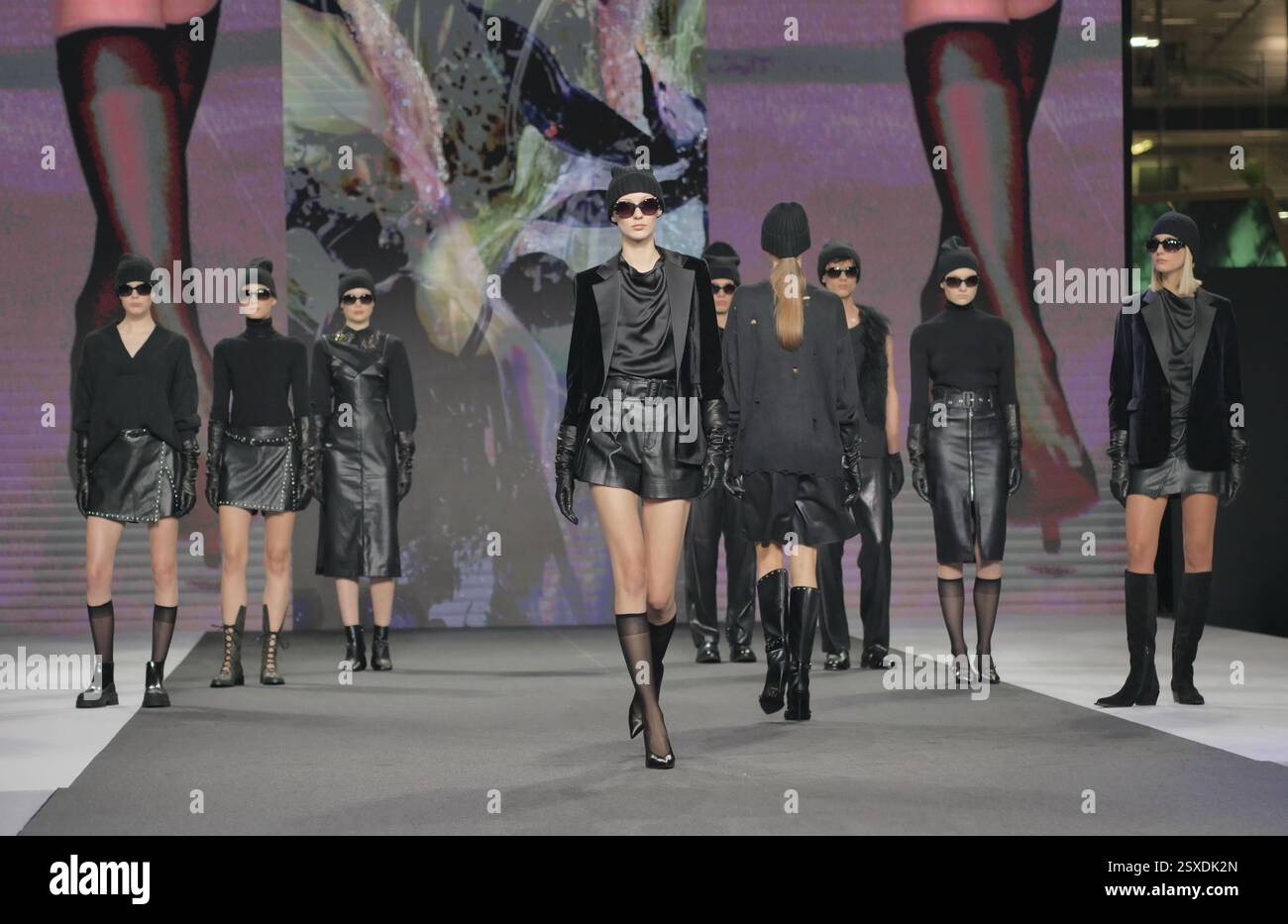 Sfilata Micam: Evento sfilata di moda, con nuove tendenze stilistiche delle calzature abbinate a ginocchiere in nylon nero. Foto Stock