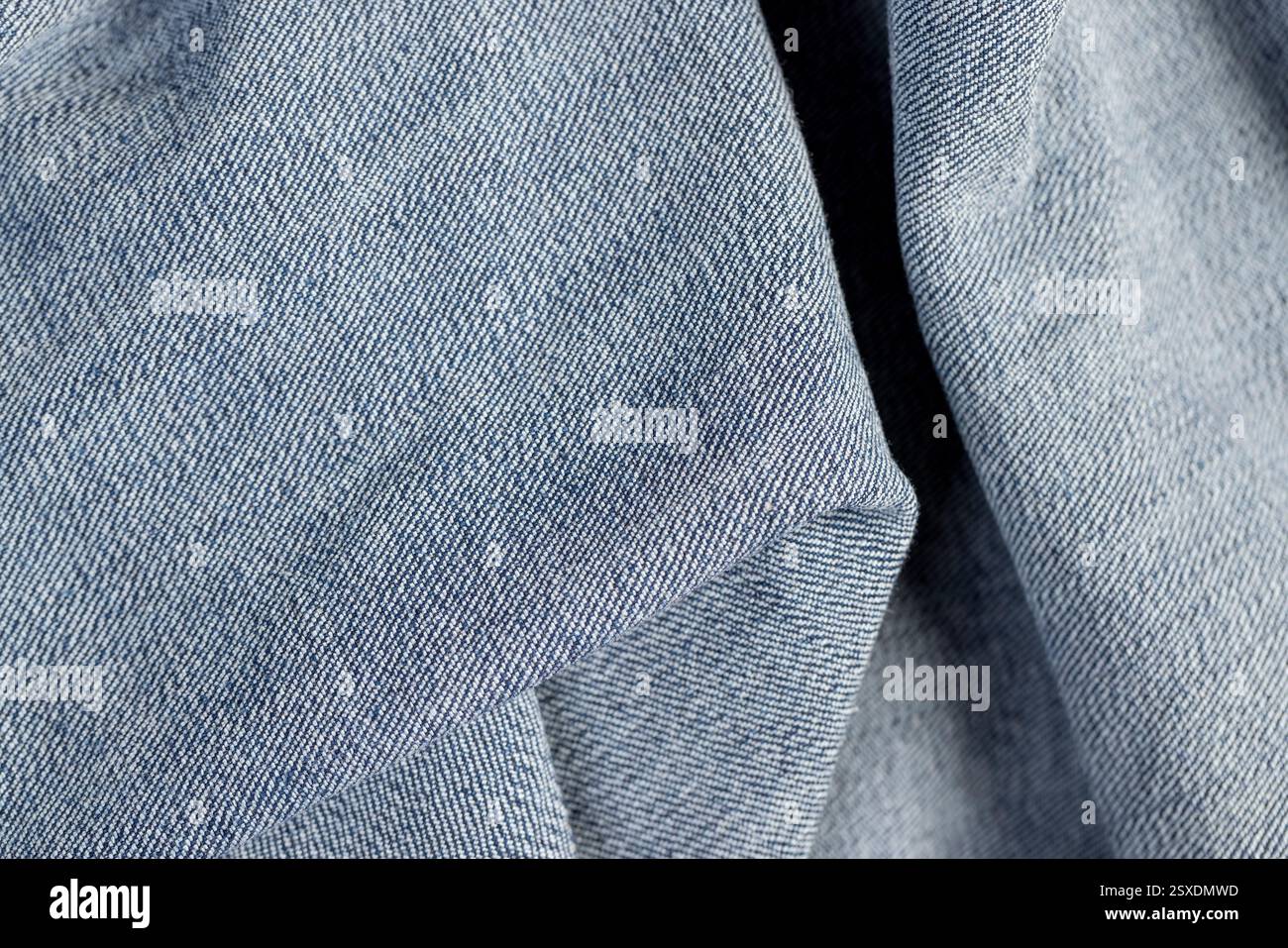 un pezzo di tessuto denim per la produzione di primo piano di abbigliamento Foto Stock