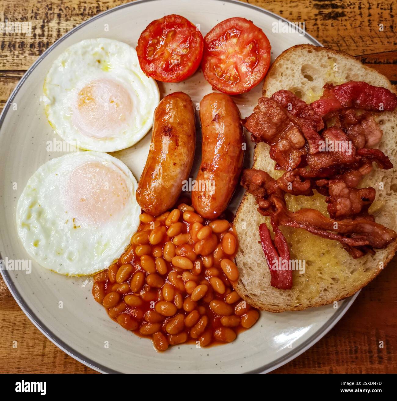 Colazione inglese tradizionale con uova, salsicce, fagioli e pancetta Foto Stock