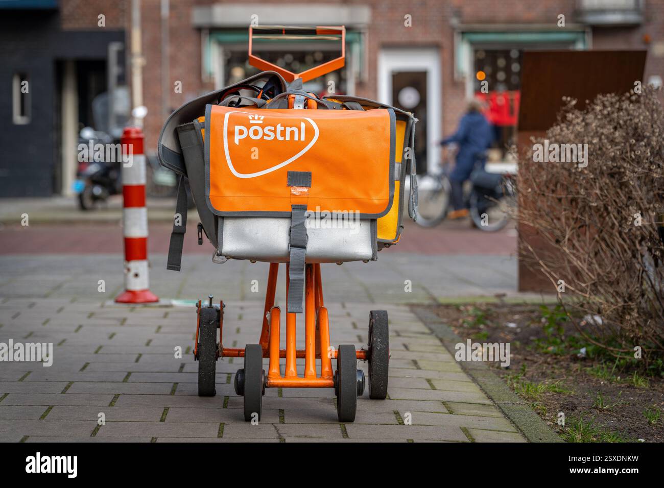 Amsterdam, Paesi Bassi, 21.02.2025, carrello di consegna PostNL con Orange mail bags on the Street, Dutch Postal and e e-Commerce Service Foto Stock