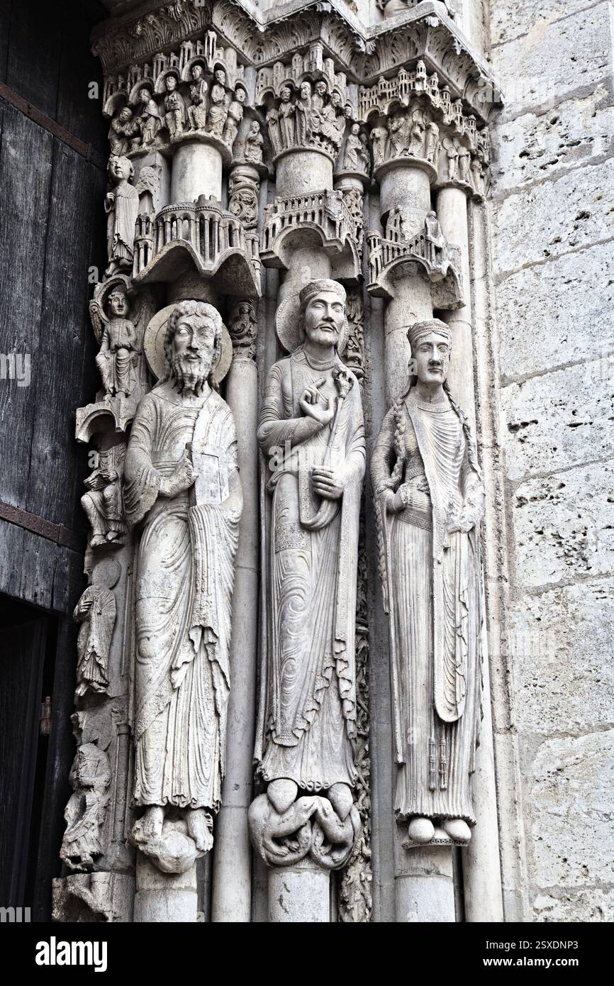 Dettagli di figure scolpite sulla facciata della cattedrale di Notre-Dame de Chartres, che mettono in risalto la squisita maestria artigianale. Foto Stock