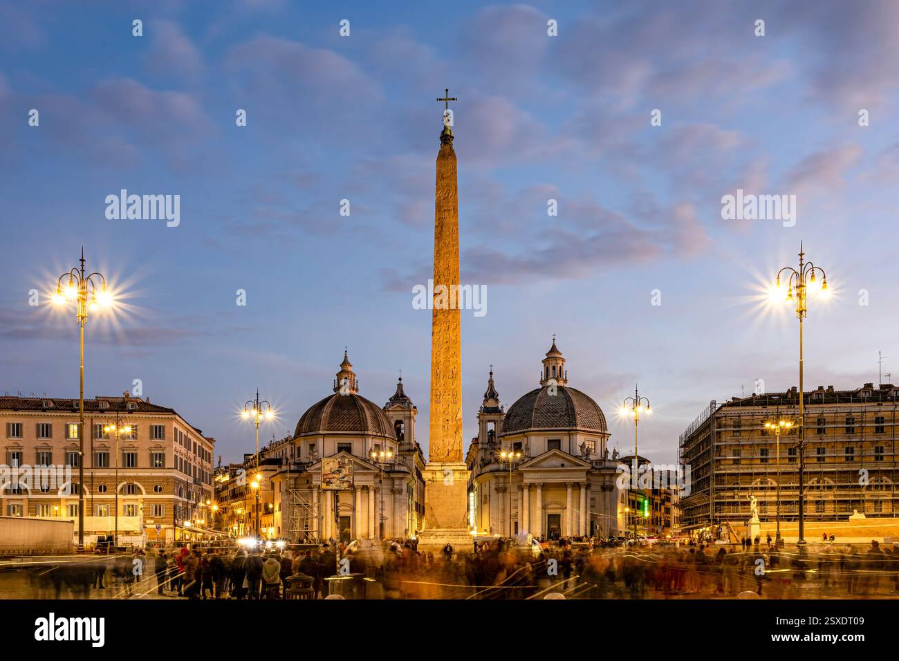 Piazza del popolo con l'obelisco egiziano tra le chiese di Santa Maria in Montesanto e Santa Maria dei Miracoli. Foto scattata il 9 febbraio 2025 i Foto Stock
