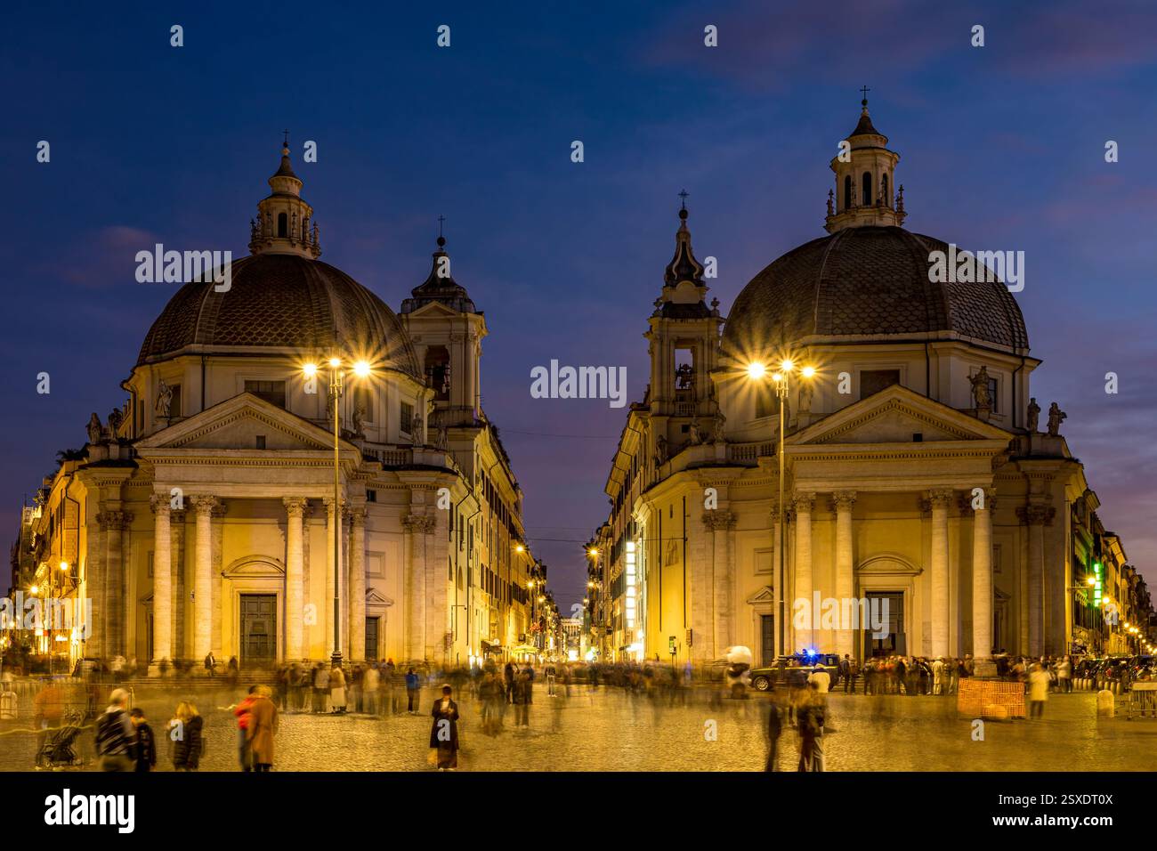 Piazza del popolo o Piazza del popolo con le chiese di Santa Maria in Montesanto e Santa Maria dei Miracoli. Foto scattata il 9 febbraio 2025 a Roma, Foto Stock